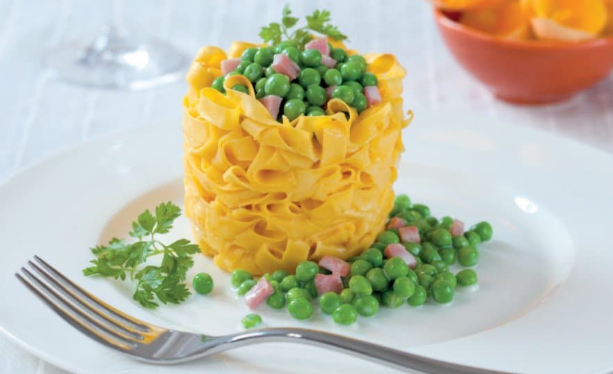 Cestello con tagliatelle, prosciutto e piselli