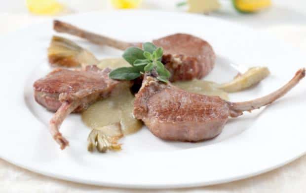 Costolette d’agnello con carcioﬁ