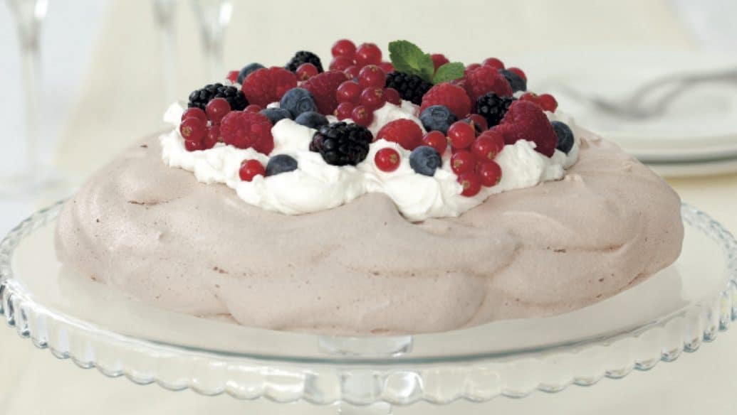 Torta Pavlova con cioccolato, panna e frutti di bosco