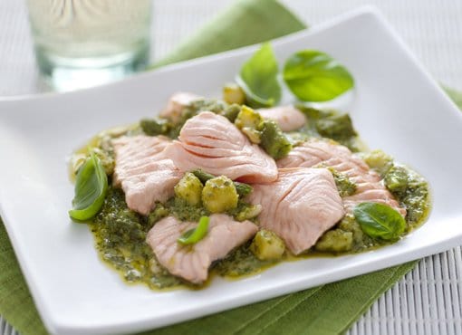 Scaloppine di salmone al vapore condite con pesto genovese