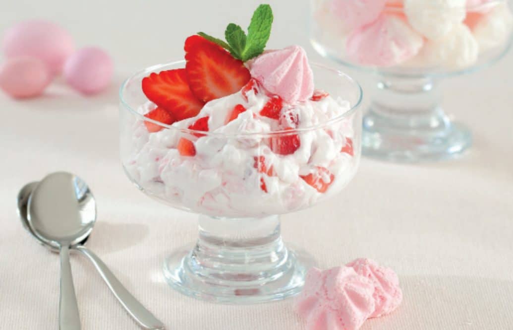 Coppa di fragole con panna e meringhe