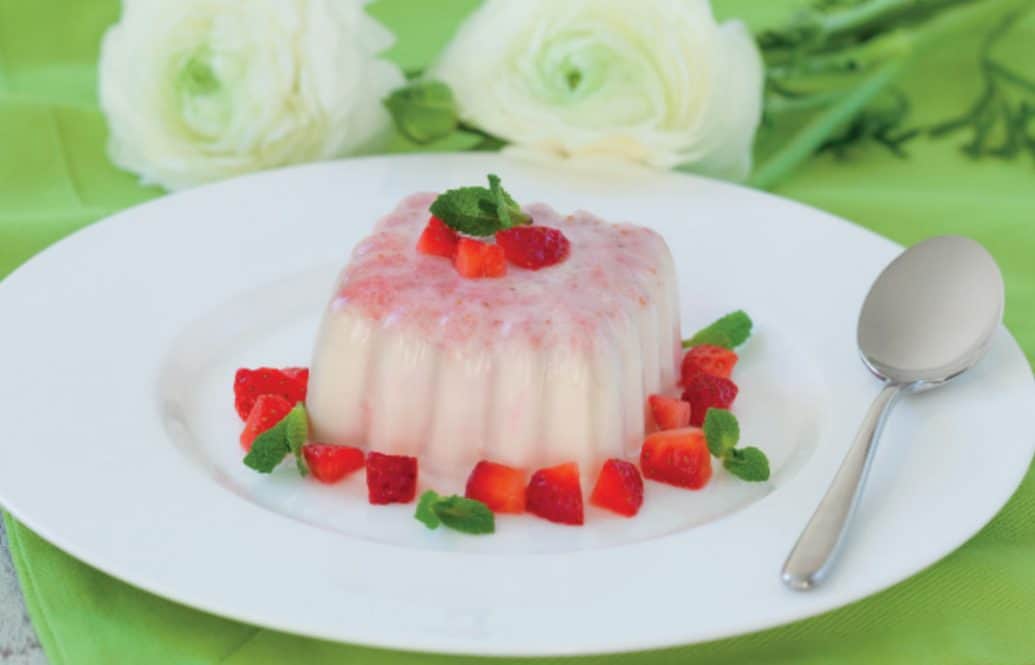 Panna cotta con sottobosco di fragole